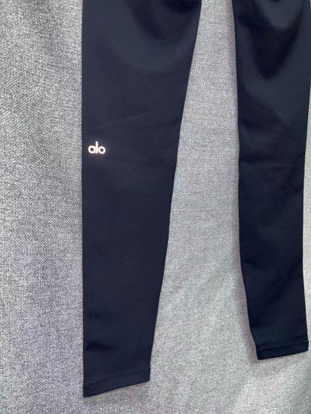 🔥Alo Yoga High-Waisted Heart-Shaped Leggings in Black and White Color Block🤍 - Picture 7 of 9